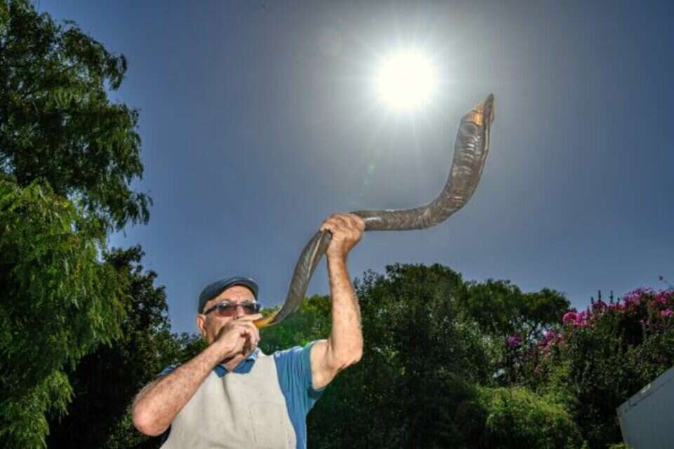 אב אחד לכולנו, אל אחד בראנו , אייל מרגולין/ג'יני