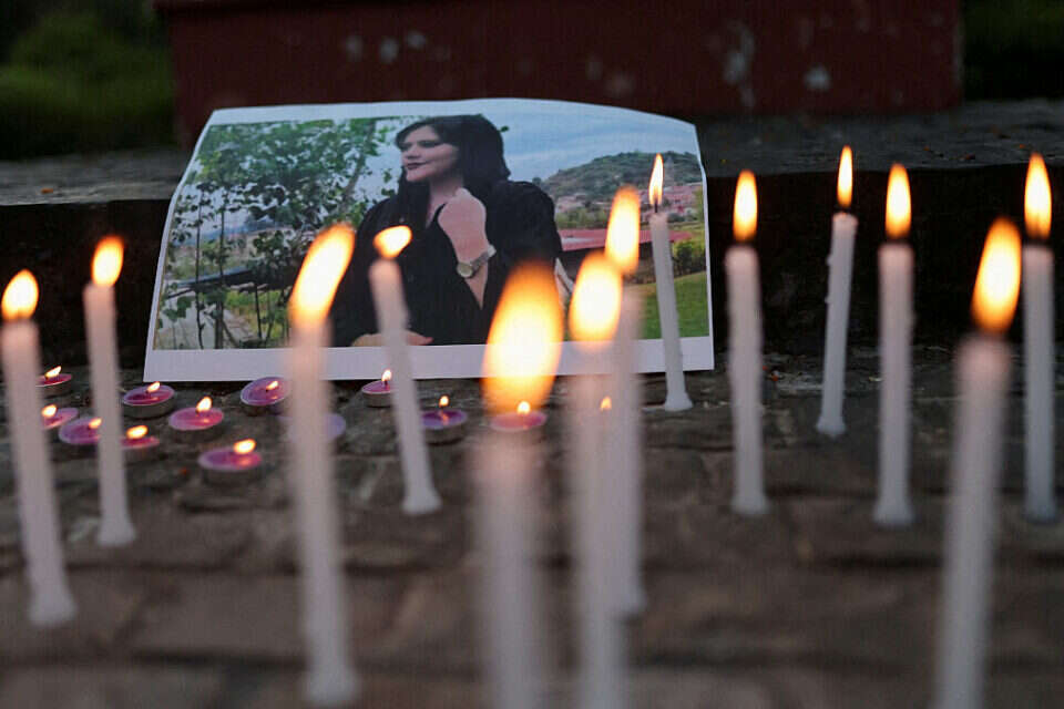 פינת זיכרון למהסא אמיני בהפגנה שנערכה בניו דלהי (ארכיון) , רויטרס