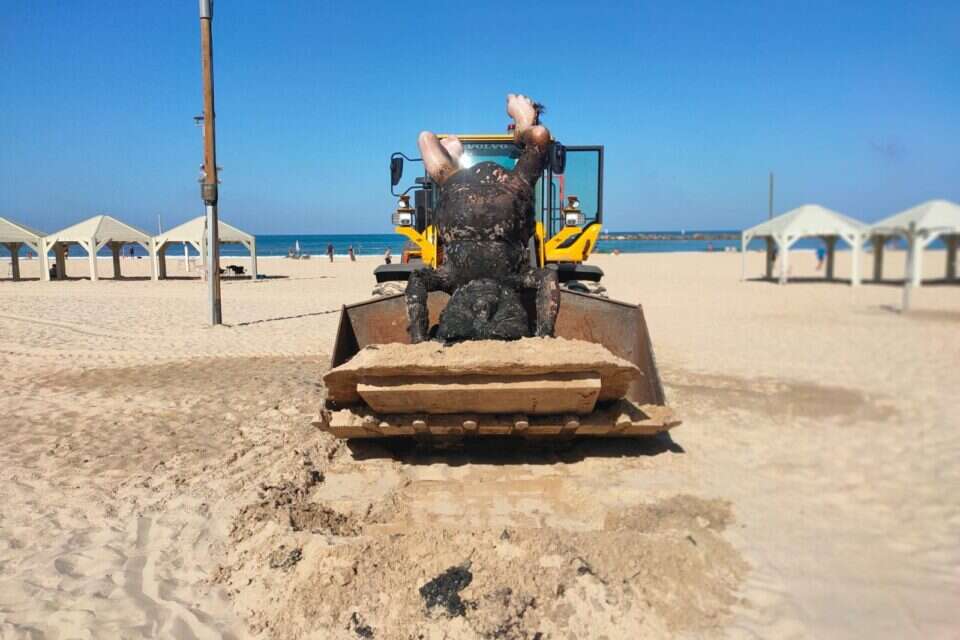 פסל בן גוריון בחוף הים לאחר שהוצת , יהושע יוסף