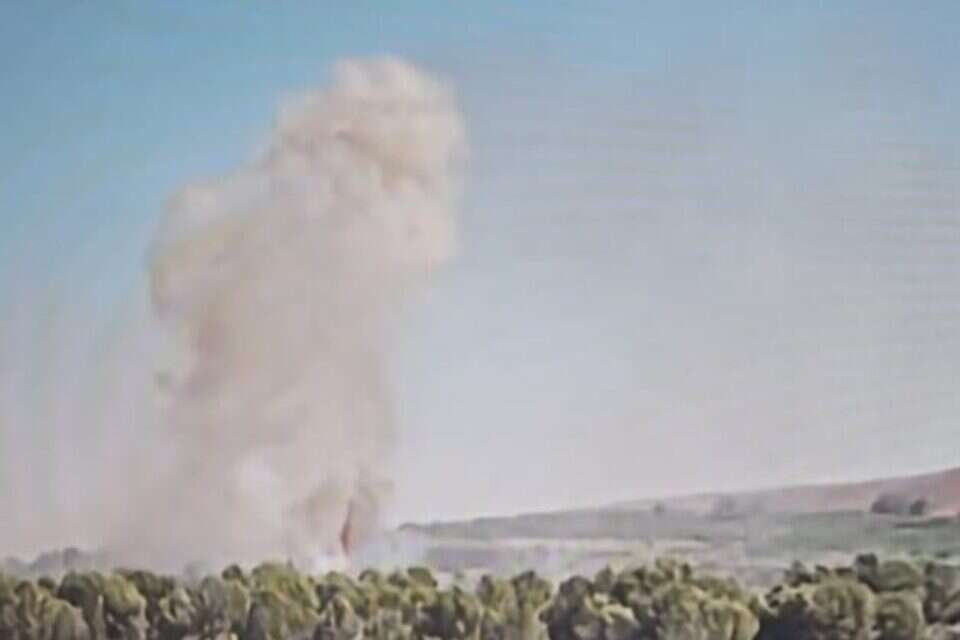 עשן מיתמר מעל איזור השריפה בסמוך לתל גזר , דוברות כיבוי והצלה