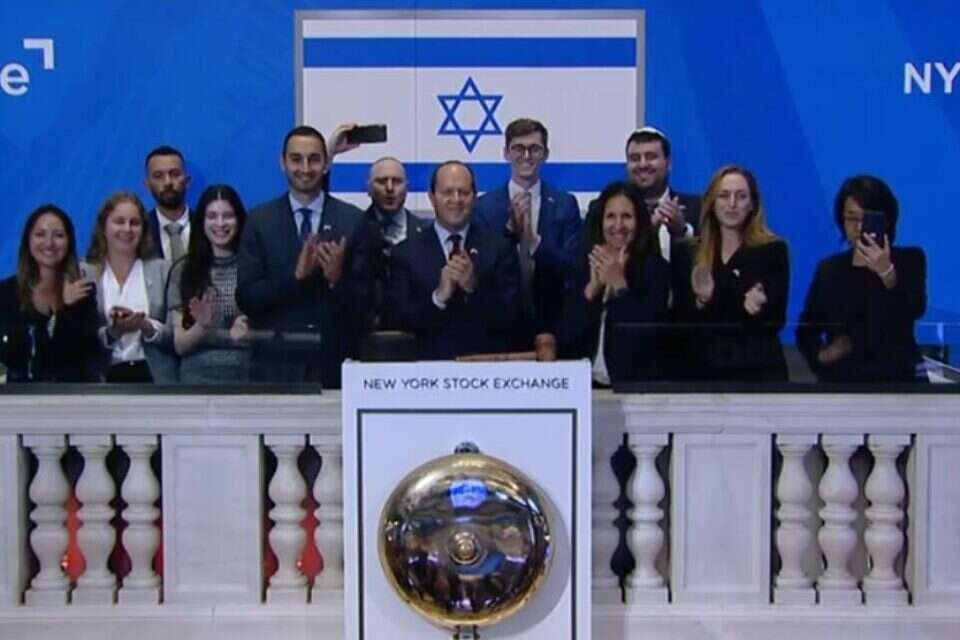 ברקת בטקס בבורסה בניו-יורק (במרכז) , צילום מסך
