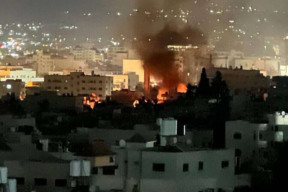 אש עולה מאחד הבתים במחנה הפליטים בג'נין בשעה שכוחות צה"ל פועלים בו , רשתות ערביות