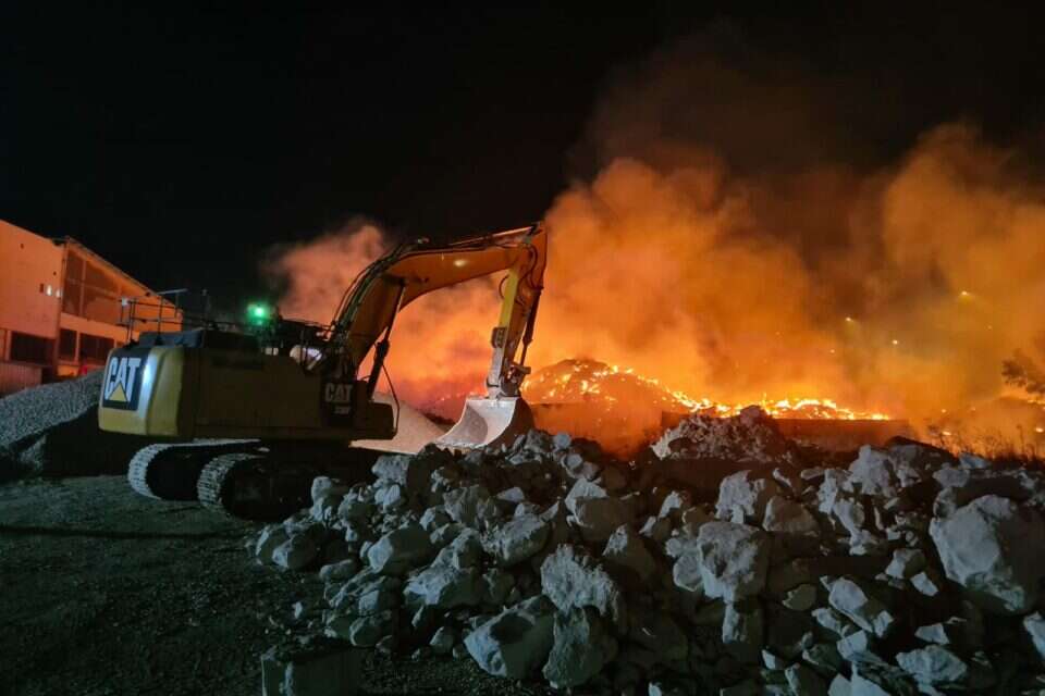 זיהום אוויר כבד: עשן משריפה באתר פסולת בצפון מסכן את התושבים באזור