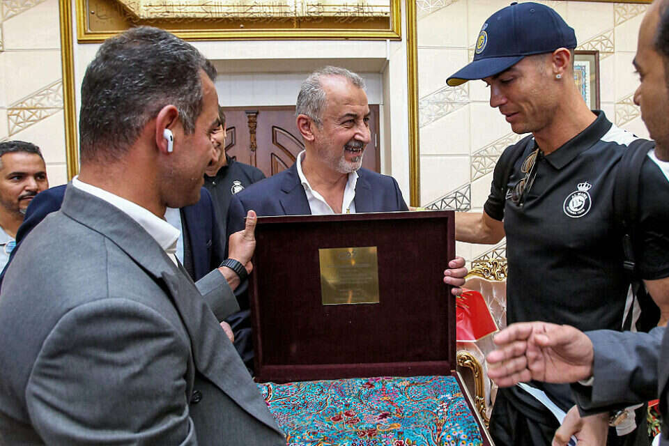 רונאלדו מקבל שטיח פרסי מתנה , רויטרס