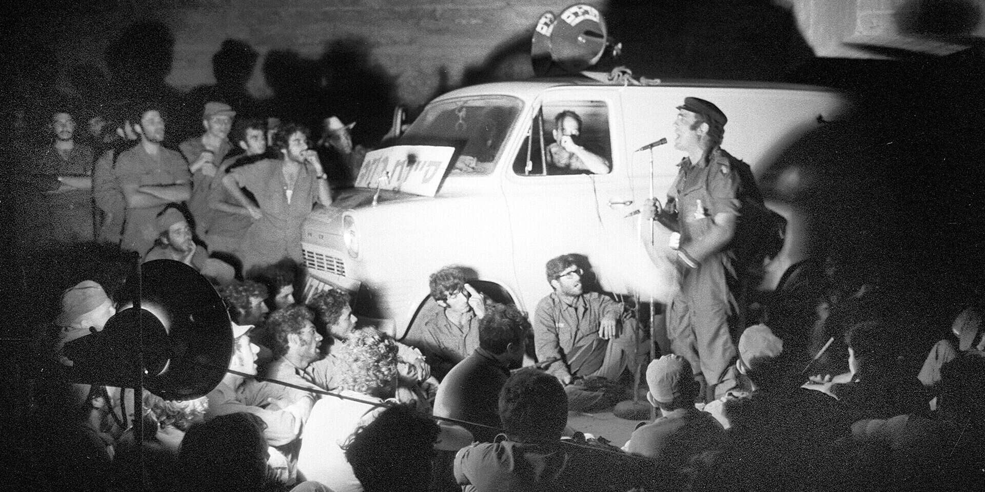 יהורם גאון מופיע בפני חיילים בחזית
, באדיבות ארכיון צה"ל ומערכת הביטחון, צילום: צלמי "במחנה"