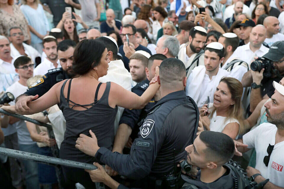 העימותים בת"א סביב הצבת המחיצה והתפילה בכיכר דיזנגוף