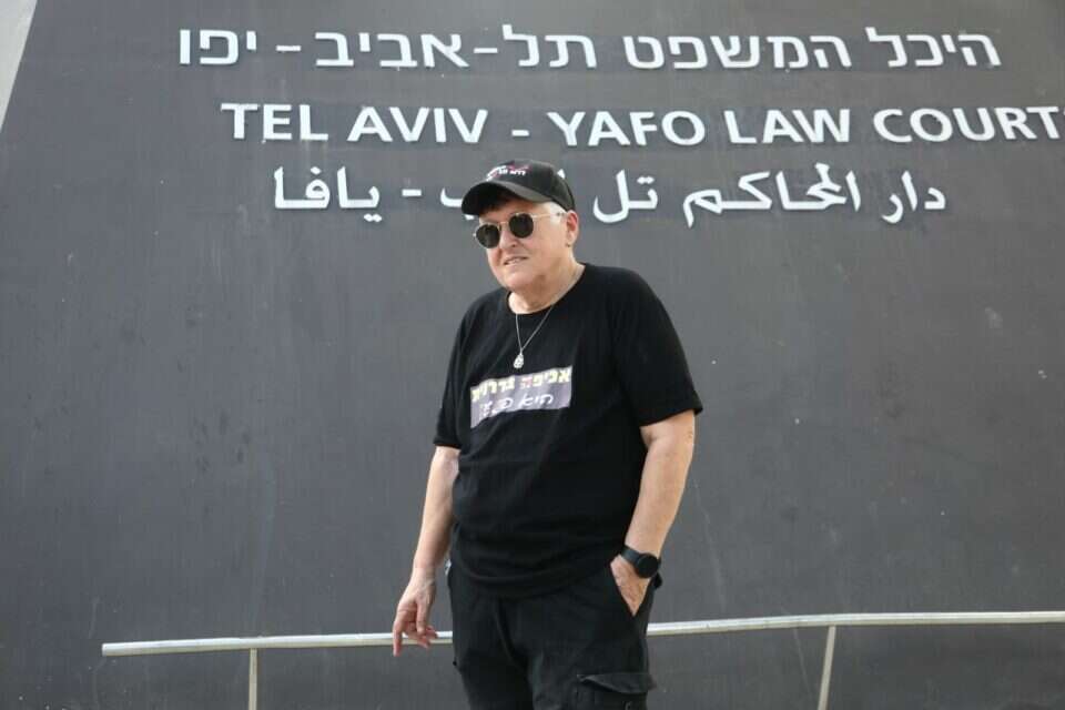 שפי פז מחוץ לאולם המשפט