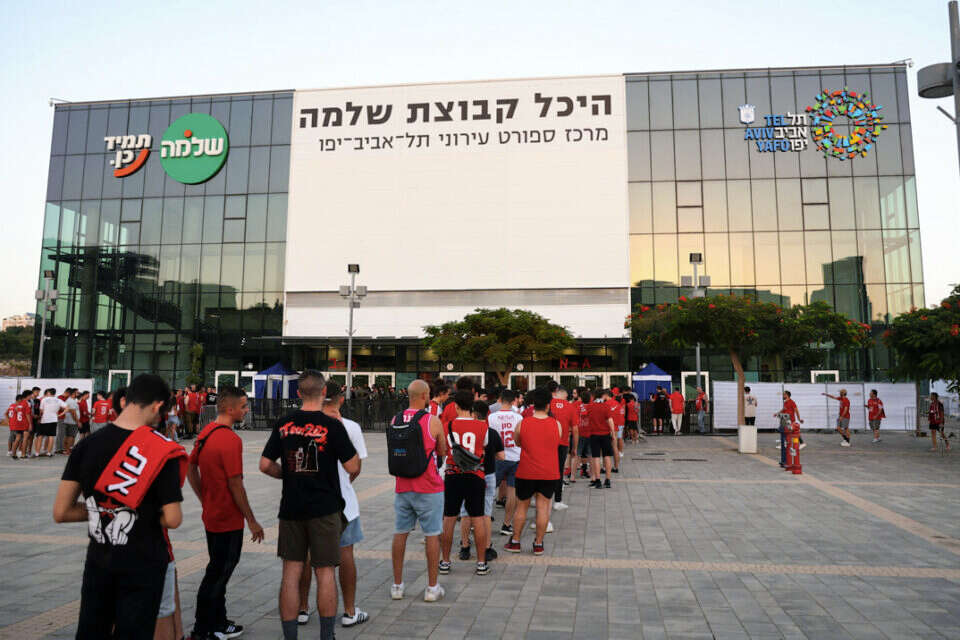 אוהדי הפועל תל אביב הערב מחוץ להיכל שלמה ביטוח , אלן שיבר