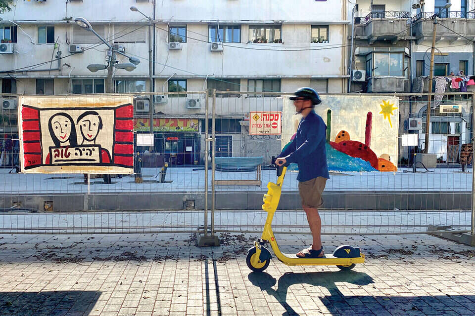 "קודם כל זיהוי". קורקינט חשמלי ברחוב , אפרת אשל
