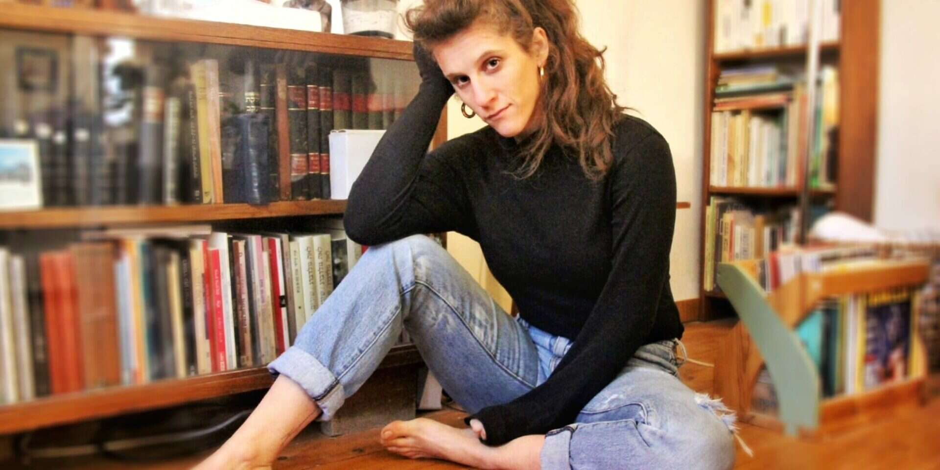 נועה לארה מאיר. שירה צעירה, שכמעט אינה יודעת שהיא שירה. , דורון איש שלום