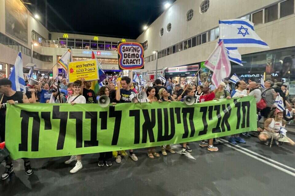 ההפגנה, הערב , צחי דברת