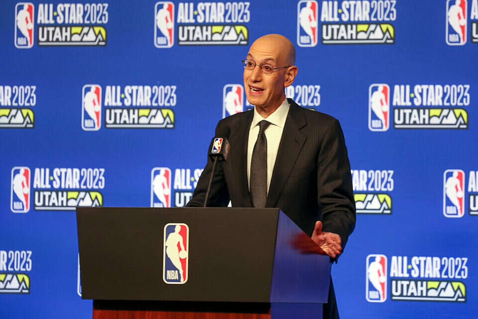 קומישינר ה-NBA אדם סילבר , AP