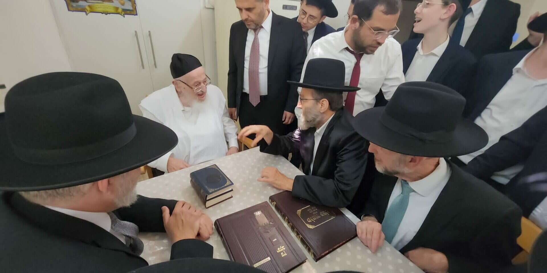 מגנה בתוקף. מרן רבי מאיר צבי ברגמן שליט"א , ללא