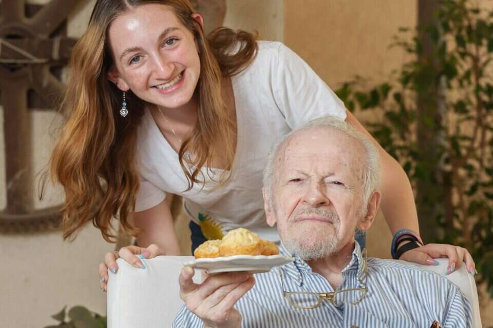 מיקה לייסר עם סבה, אלפרדו לייסר. "כולנו אוהבים את הלחמניות הדרום־אמריקניות, שסבא הכיר כילד מדוכני רחוב" , איתיאל ציון