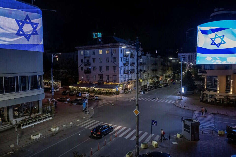 דגלי ישראל על המסכים ברחובות קייב , רויטרס