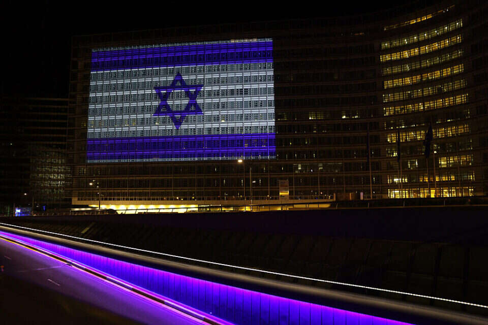 בניין הנציבות האירופית מואר בדגלי ישראל לזכר קורבנות המתקפה , אי.אף.פי