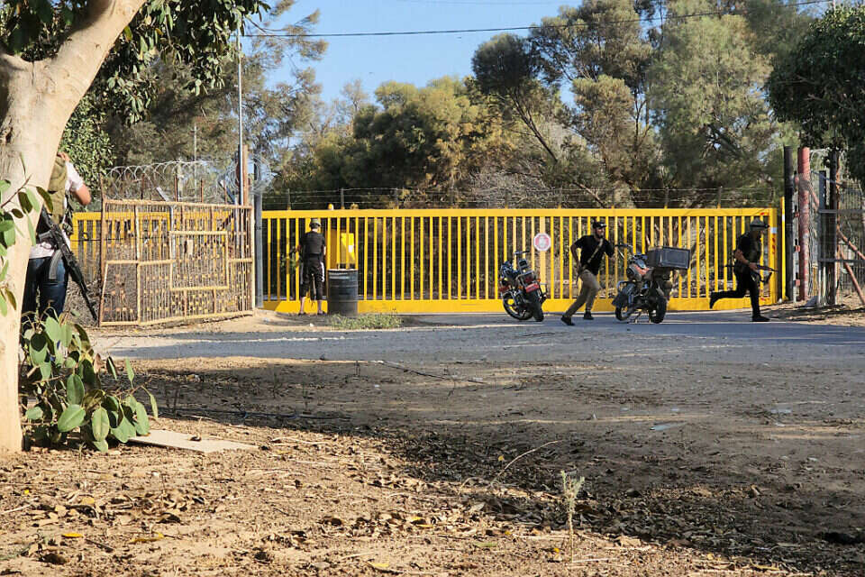 מחבלי חמאס בפתח שער קיבוץ כפר עזה , איי.פי.