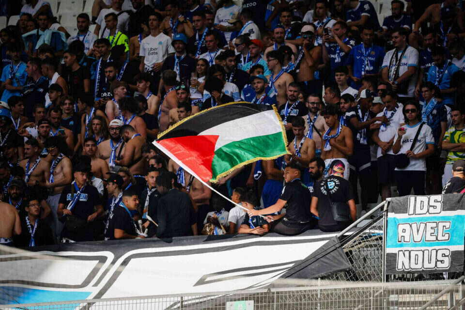 אוהד מארסיי מניף את הדגל הפלשתיני. גועל נפש , אי.אף.פי