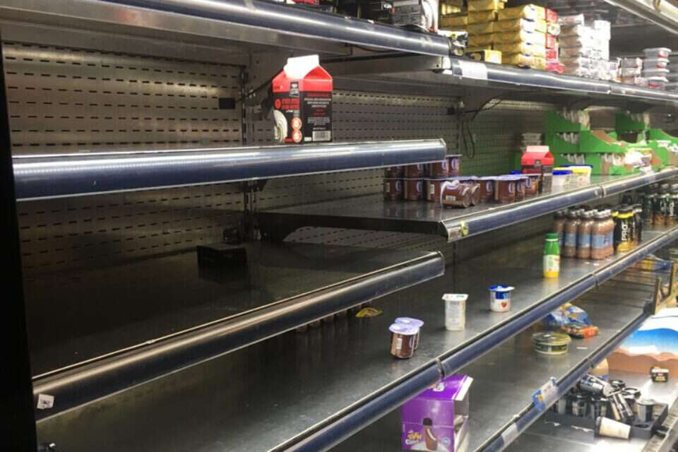 מחסור במגוון מוצרים ברשתות המזון בארץ. מדפים רקים ברשת קרפור