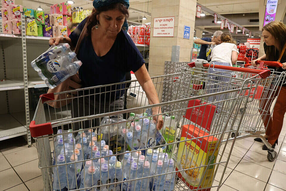 ההסתערות על הסופרים. מצטיידים במים בסניף רמי לוי , יהונתן שאול