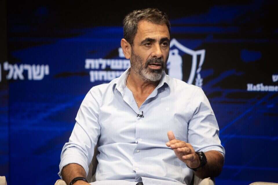 ניצב בדימוס שמעון לביא , ללא