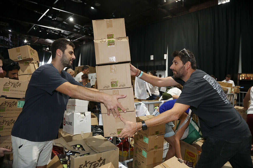 אנשים תורמים מזון בזמן מלחמת חרבות ברזל , גדעון מרקוביץ