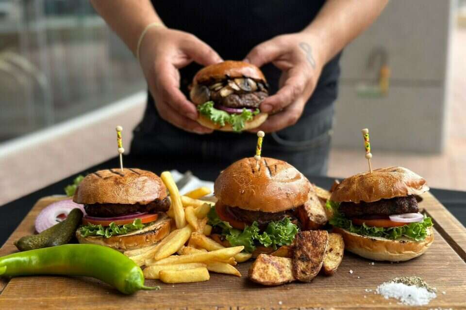 ההמבורגר של עידו אלקיים , רון ירקוני יחסי ציבור