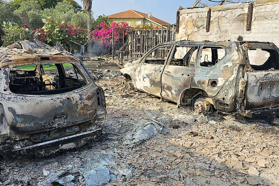 עדות אילמת לטבח. מכוניות שרופות בכניסה לנתיב העשרה , ללא קרדיט