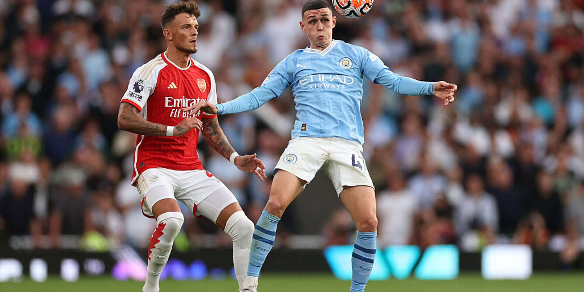 LONDON, ENGLAND - OCTOBER 08: Phil Foden of Manchester City competes for the ball against Ben White of Arsenal during the Premier League match between Arsenal FC and Manchester City at Emirates Stadium on October 08, 2023 in London, England. (Photo by Ryan Pierse/Getty Images) , פיל פודן ובן ווייט במשחק בראשון האחרון בין סיטי לארסנל. צביעות גדולה של הפרמייר ליג