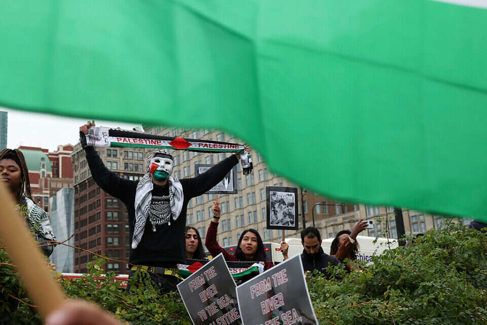 חתמו על עצומות נגד ישראל ואיבדו חוזי ענק: ׳רשימה שחורה׳ נגד סטודנטים