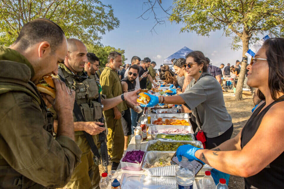 ישראלים מקימים דוכני מנגל ומחלקים המבורגרים למילואימניקים הנוהרים לשדה הקרב , אורן בן חקון