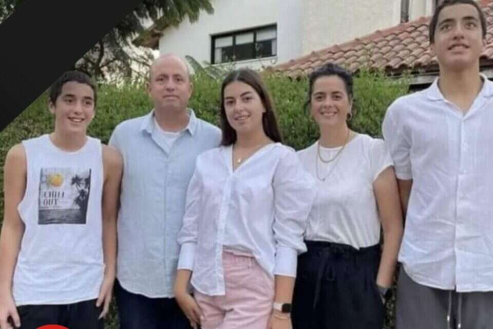 יונתן מימין ויפתח משמאל עם הוריהם ואחותם ז"ל