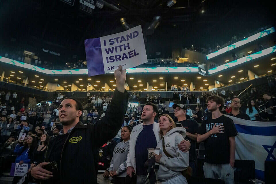 אוהדים נושאים שלטים בעד ישראל במהלך המשחק בניו יורק