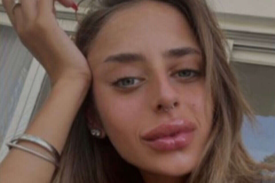 מיה שם , ללא