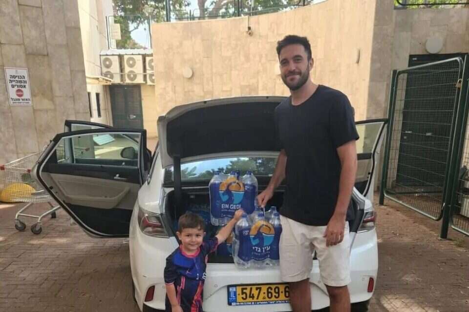 רום גפן לקראת עוד משלוח. הכל למען החיילים , 