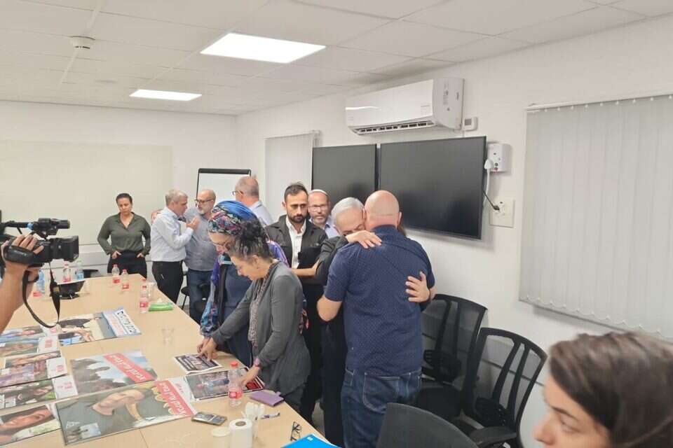 נתניהו במהלך הפגישה עם משפחות החטופים והנעדרים , מטה משפחות החטופים והנעדרים