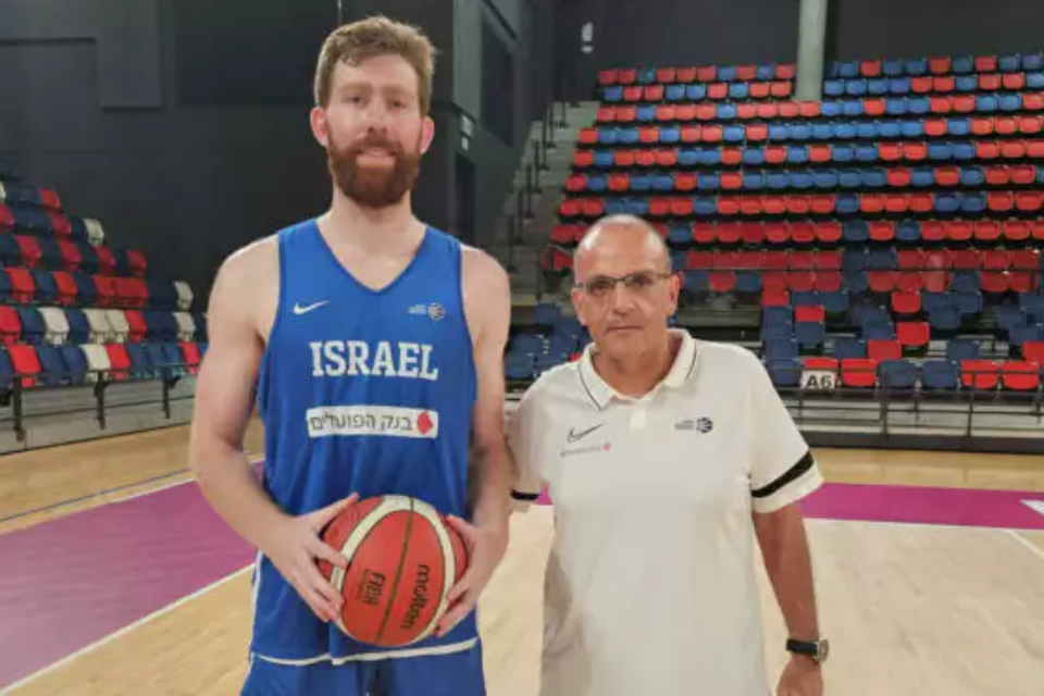 ריימן עם מאמן הנבחרת בית הלחמי. כבר זומן לנבחרת בחלונות קודמים אבל לא שיחק , איגוד הכדורסל