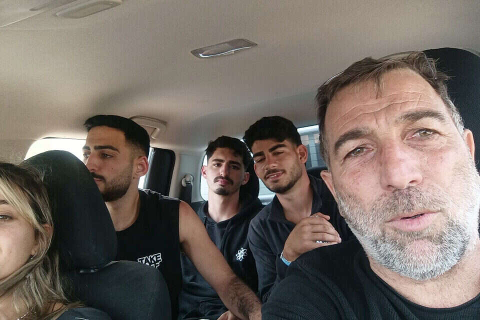 עוז דוידיאן עם צעירים שהציל ממסיבת הטבע בקיבוץ רעים , ללא
