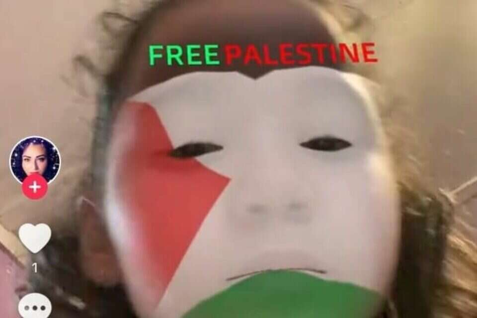 משתמשת בטיקטוק עם הפילטר , מתוך טיקטוק