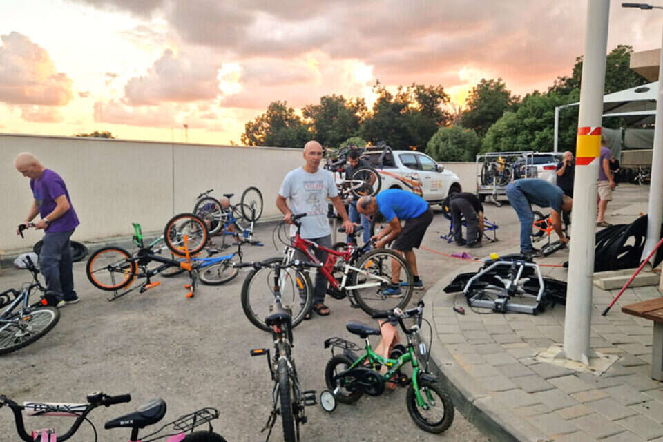 משפצים אופניים לילדי העוטף , ללא קרדיט