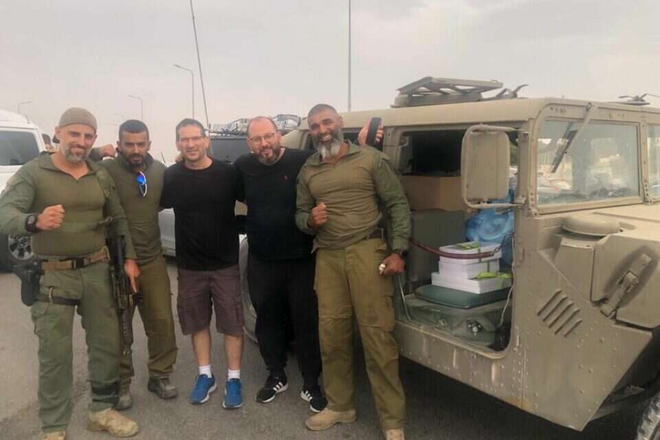 הראל עם חיילי צהל , פרטי