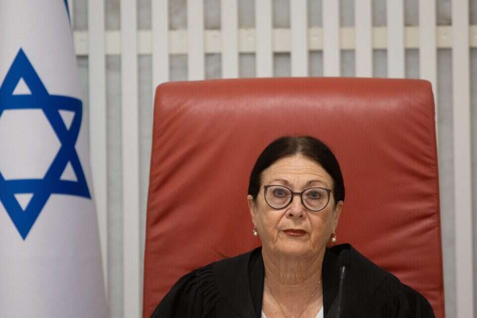 נשיאת בית המשפט העליון, השופטת אסתר חיות , אלכס קולומויסקי