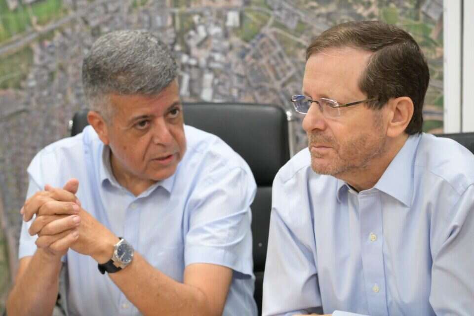 הנשיא הרצוג בביקורו בנתיבות ובאופקים. במונה, לצד ראש עיריית אופקים, יצחק דנינו , עמוס בן גרשום לע"מ