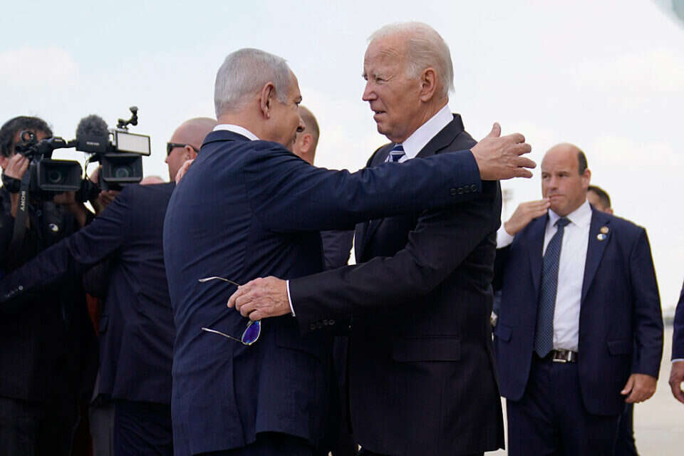 ביידן נותן חיבוק לנתניהו עם נחיתתו בארץ