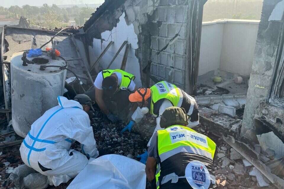 צוותי זק"א מפנים גופות מקיבוץ בארי