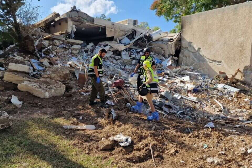 ולרי דיקשטיין יחד עם מתנדבי זק"א בקיבוצי העוטף