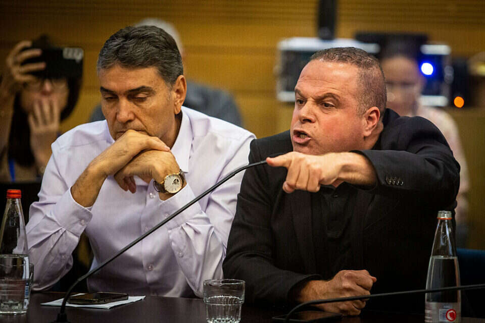 ראש עיריית אשקלון, תומר גלאם, פורק את זעמו בוועדת הכספים