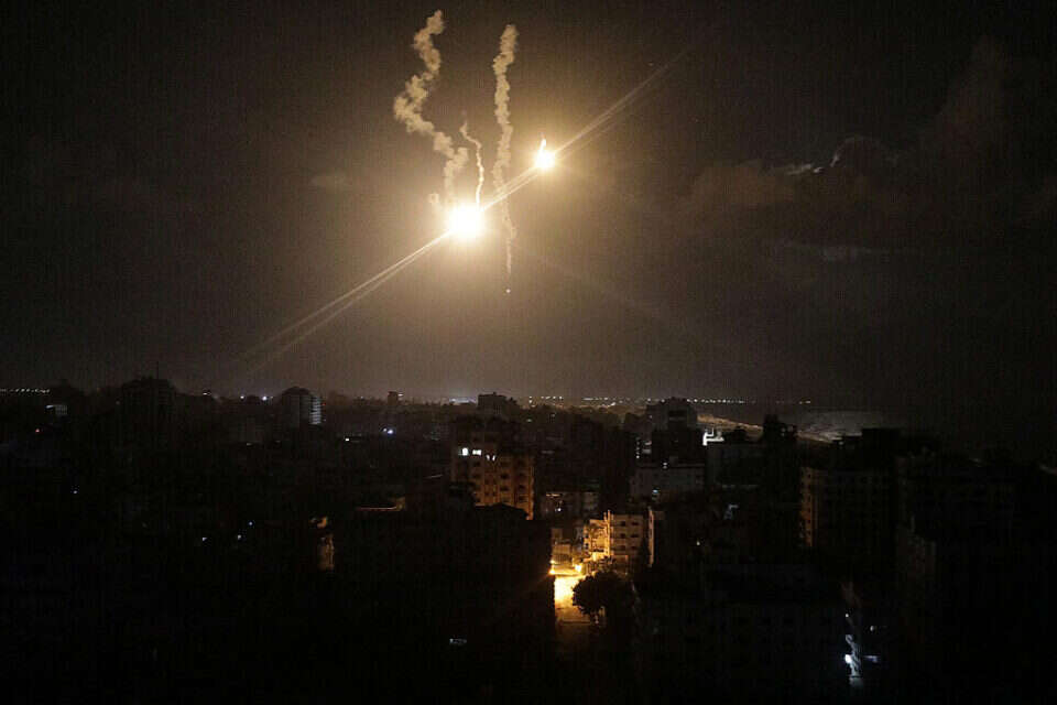 פצצות תאורה של צה"ל מעל העיר עזה , אי.פי.אי