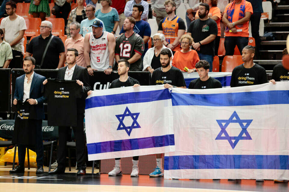 שחקני מכבי תל אביב ודגלי ישראל באולם בוולנסיה , אי.פי.אי