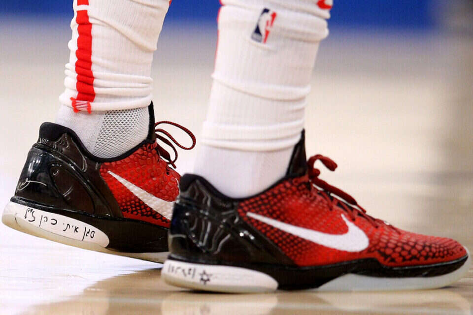 נעליו של אבדיה עם הקדשה לקצין איתי כהן ז"ל , USA TODAY Sports